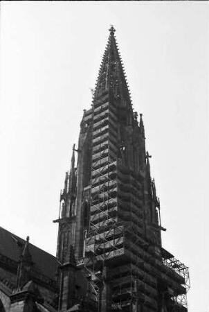 Freiburg: Turmtreppe im Gerüst