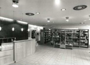 Hoyerswerda. Stadtbibliothek, Bonhoefferstraße 6/7. Ausleihe und Lesesaal