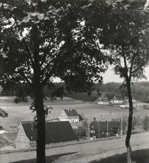 Dorfhaus und Neue Schule in Tellerhäuser : Dorfgemeinschaftshaus und Schule in Tellerhäuser. Blick von Südwesten