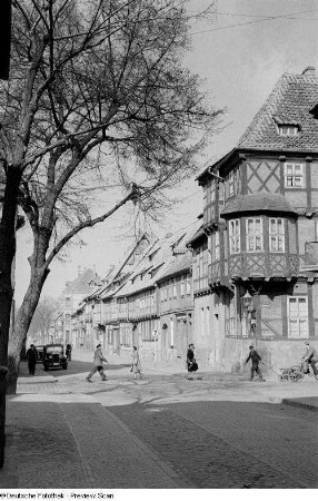 Blick auf die Kreuzung Reichenstraße und Steinweg und auf das ehemalige Gasthaus "Zur Börse", Steinweg 23, 1683 erbaut vom Zimmermann Andreas Besen im so genannten "Quedlinburger Sonderstil"