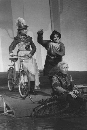 Szenenbilder aus "Weiberkomödie", Schauspiel von Heiner Müller. Volksbühne Berlin, 29.05.1971 (Premiere 25. Juni 1971)
