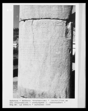 Griechische Inschrift an der Frontsäule