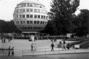 Dresden-Altstadt, Stübelplatz. Ausstellungsgelände mit Kugelhaus (1928; P. Birkenholz). Ansicht mit Ausstellungsbesuchern