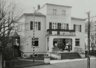 Dresden-Loschwitz, Pillnitzer Landstraße 10. Wohnhaus mit Loschwitzer Apotheke (1864). Straßenansicht