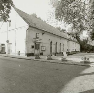 Beeskow (Landkreis Oder-Spree), Breitscheid-Straße 1. Schützenhaus mit Saalanbau. Straßenansicht