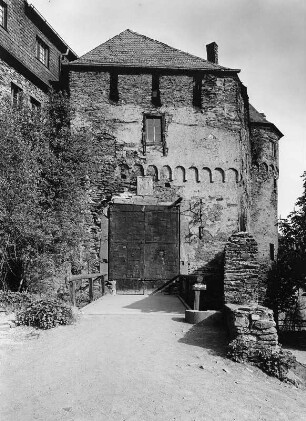 Braubach. Marksburg (1201/1215 begonnen). Zugbrückentor (1490)