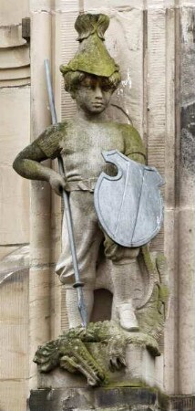 Heiligkreuz-Schule — Südflügel — Statue