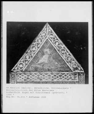 Reliquienschrein des Abtes Nanthelm (Nantelmus), Stirnseite II, Giebel: Engel mit Schriftband