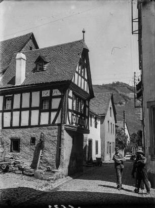 Historischer Ortskern : Männer auf einer Straße durch den historischen Ortskern von Ürzig