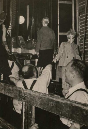 Sowjetisches Puppenspiel (Professor Obraszov). Bedienung der Puppen. Dresden. Dezember 1950