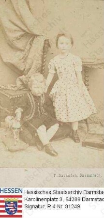 Carrière, Sophie geb. v. Hofmann (1860-1934) / Porträt im Alter von ca. 5 Jahren mit Bruder Ludwig v. Hofmann (1861-1945) / Sophie stehend, Ludwig auf Boden zwischen Schaukelpferd und Stuhl sitzend