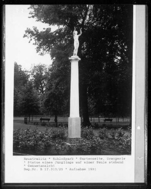 Jüngling, auf einer Säule stehend