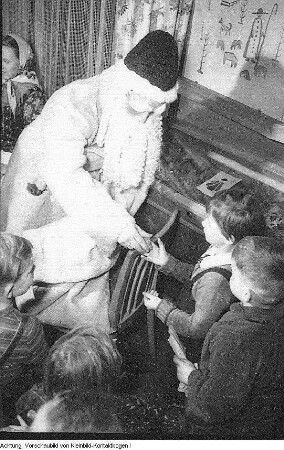 Junge Pioniere, verschiedene Veranstaltungen in Dresden: Weihnachten im Pionierpalast "Walter Ulbricht", Ausstellung der außerschulischen Einrichtungen der Stadt Dresden am Postplatz, Kinderfest der Zeitung "Wochenpost", Dezember 1954 - Juli 1955 & Kulturausscheid der Jungen Pioniere, 12. Juni 1955