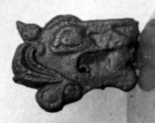 Zierstück mit groteskem Kopf