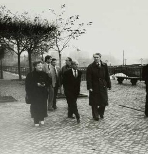 Ministerpräsident Prof. Dr. Kurt Biedenkopf und Begleitung besichtigen die Terrasse und angrenzende Bauten