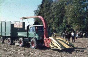 Fotografie: Futtererntetechnik, Feldhäcksler angebaut, Silomais, Maisgebiss, Frontanbau