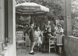 Gruppe von jungen Leuten auf dem Balkon : Villa mit Garten. Gruppe von jungen Leuten auf dem Balkon. Zwei Flöte spielend. Dresden-Loschwitz