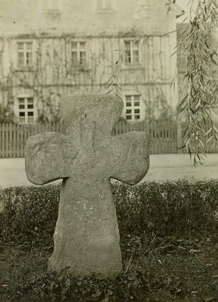 Steinkreuz mit Längsrillen : Crostwitz, Steinkreuz mit Längsrillen (D 112) am Dorfteich