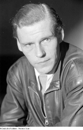 Porträtaufnahmen des Schauspielers Max Eckard
