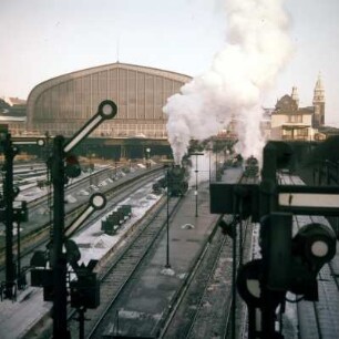 Hauptbahnhof Hamburg : Hamburg. Dampflok fährt aus dem Hauptbahnhof