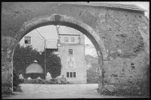 Purschenstein. Schloss, Blick durchs Schlosstor