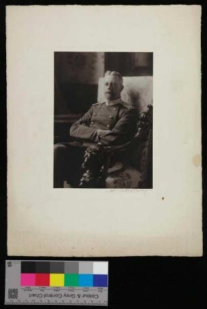 Portraitaufnahme des Prinz Heinrich von Preußen stehend mit Zigarette