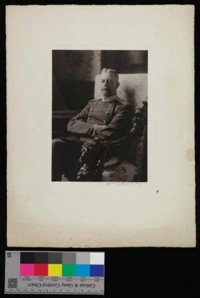 Portraitaufnahme des Prinz Heinrich von Preußen stehend mit Zigarette