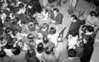 Freiburg: Filmpalast, Autogrammstunde von oben, Christine Kaufmann und Siegfried Breuer