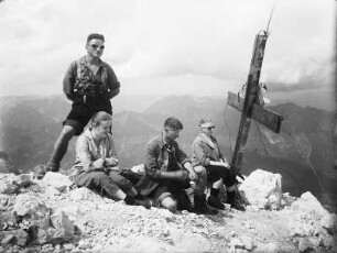 Österreich, Kurt Schlosser mit Anderen neben einem Gipfelkreuz