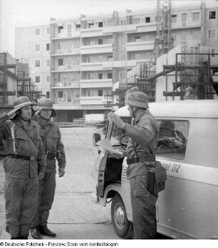 Feuerwache (Louisenstraße?), Feuerwehrautos, Ausstellung mit Modell der Feuerwache Louisenstraße, Feuerwehrleute mit Einsatzleiter Kaiser