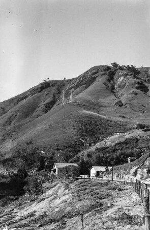 In Minas Gerais : Blick entlang einer Straße auf einen Berg im Bundesstaat Minas Gerais.