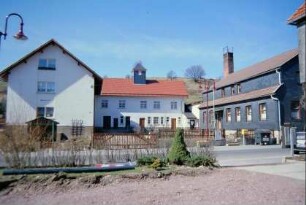 Gemeindekomplex, in der Mitte Gemeindehaus, rechts Heimatstube und Vereinshaus, links Kita