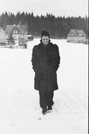 Frau in winterlicher Landschaft während eines Ausfluges im Erzgebirge