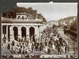 Karlsbad (Karlovy Vary/Tschechische Republik). Mühlbrunn-Promenade während der Trinkzeit