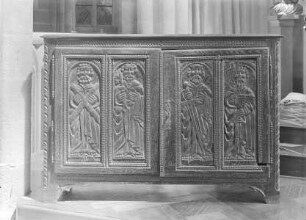 Mit Apostelreliefs