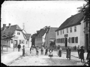 Blick aus der Seebener Straße gen Nordosten. Linke Bildseite: Seebener Straße 5 (Kaufmann Petri). Rechte Bildseite: Seebener Straße 58, der Unterschmelzer (Reichardts Wohnhaus), Seebener Straße 59 (das alte Schützenhaus)