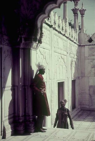 Reisefotos Indien. Zwei Männer, wohl im Innenhof einer Moschee