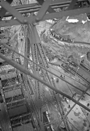 Wien: Riesenrad im Prater, Blick durch Drahtseile nach unten