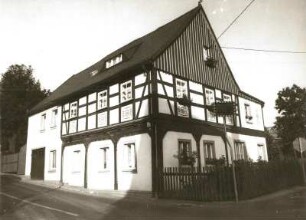 Schneeberg-Neustädtel, August-Bebel-Straße 12. Wohnhaus. Eckansicht mit Fassade Lindenauer Straße