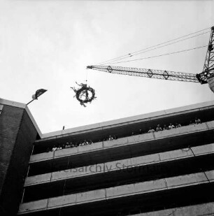Reeshoop-Gelände: Hermann-Löns-Straße: Richtfest: achtgeschossiges Hochhaus der Gemeinnützigen Wohnungsbaugenossenschaft "Südstormarn": Teilansicht: Richtkrone am Baukran
