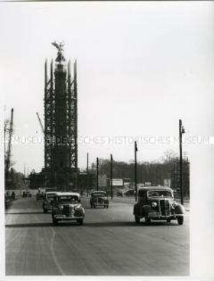 Die eingerüstete Berliner Siegessäule bei der Umsetzung auf den Großen Stern