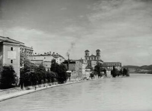 Passau, Blick auf die Stadt : Passau. Innpromenade und Jesuitenkirche. Blick nach Nordosten