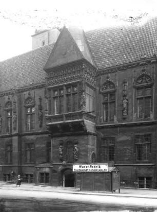 Breslau. Rathaus (1242/1261 begonnen, 1343/1357, 1471/Mitte 16. Jahrhundert). Südfront. Teilansicht mit Erker und Eingang in den "Schweidnitzer Hof"