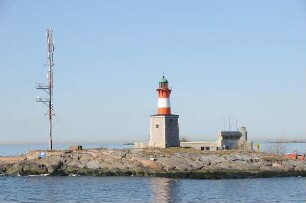 Helsinki - Leuchtfeuer : Funkantenne und kleines Leuchtfeuer vor der Hafeneinfahrt nach Helsinki. Aufgenommen im April 2008