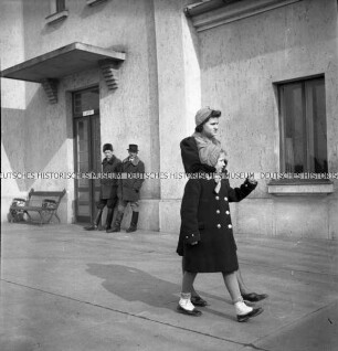 Eine Frau und ein Mädchen vor einem Gebäude (Ungarn?)
