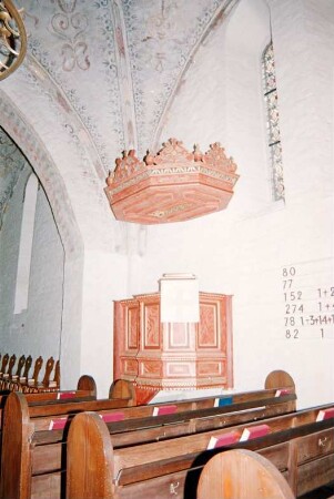 Hauptstraße 59: evangelische Kirche: Innenansicht: Kanzel, vorne Kirchenbänke: 28. April 1994