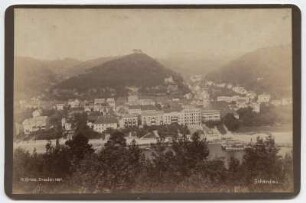 Schandau (Bad Schandau). Blick vom linken Elbhochufer auf die Stadt gegen den Schloßberg