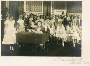 Szenenbild mit Darsteller des Franz Schubert aus dem Singspiel "Das Dreimäderlhaus" von Heinrich Berté nach Franz Schubert . Dresden: Central-Theater, 15.10.1929