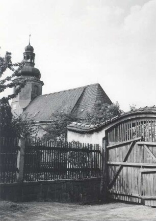Kirche in Ostro : Bauwesen - Kirchen. Ort: Wotrow / Ostro. Haus Nr. 25. Bogentor und Pfarrkirche.