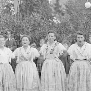 Kulturfest nach der Grundsteinlegung in Briesen. Junge Frauen in festlicher Spreewaldtracht. : Kulturny swjedźeń po połoženju zakładneho kamjenja w Brjazynje. Młode žony w Błótowskej swjedźenskej drasće.